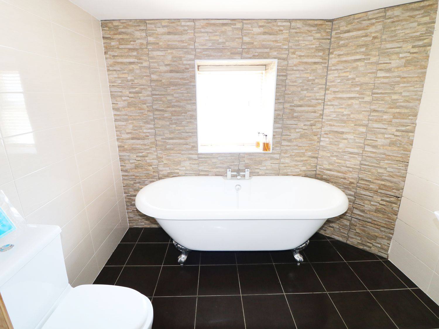 the-thatch-bathroom the-thatch-bathroom